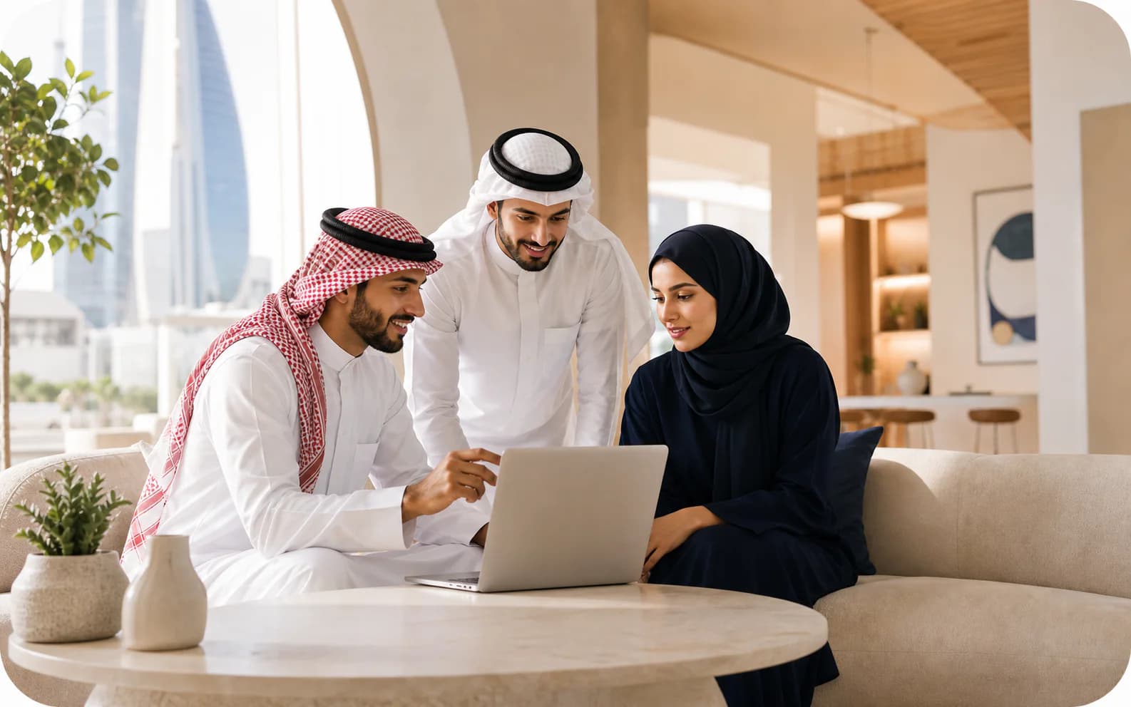 فريق سعودي يتعاون حول تجربة تعلم وتطوير في بيئة عمل حديثة